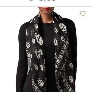 Alexander mc queen skull scarf in blk/ivory